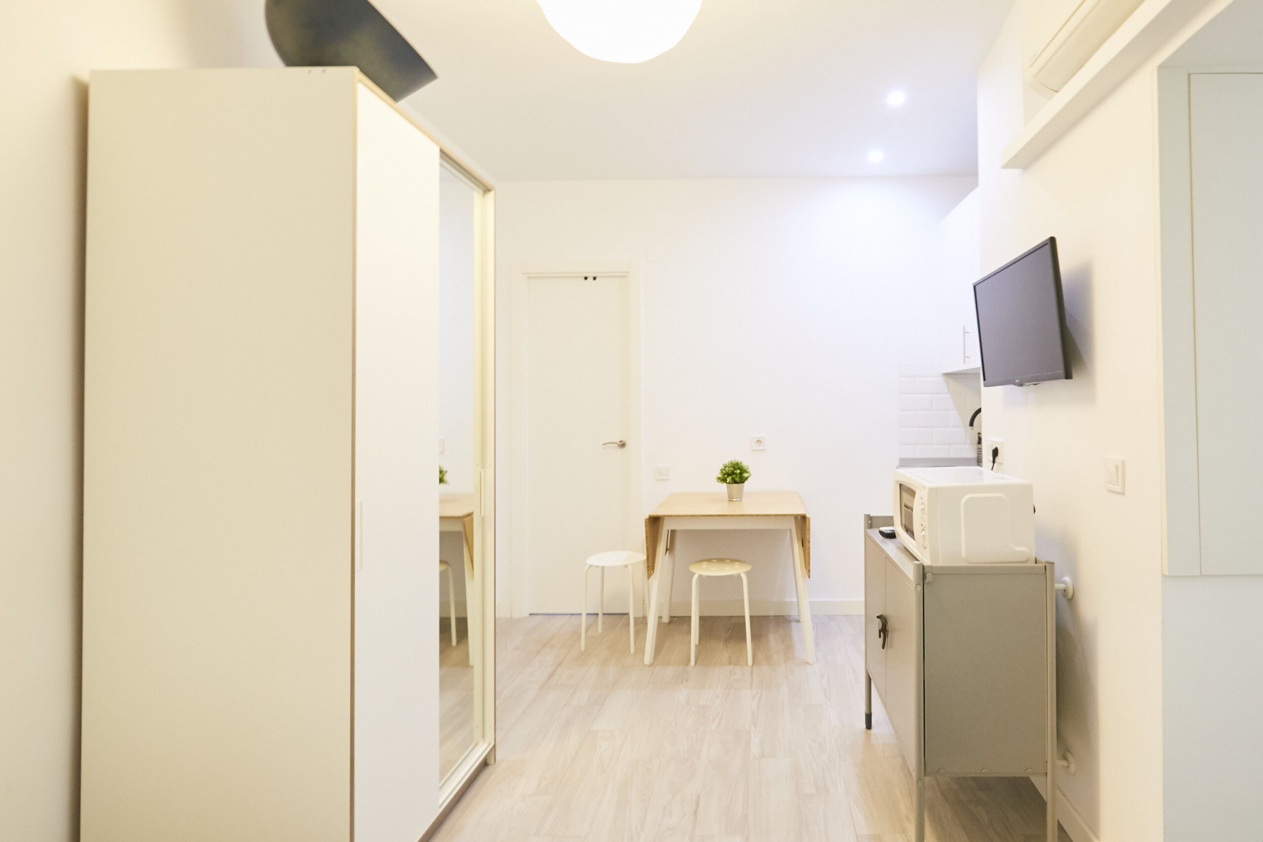 Bemadrid Alquila Estudio con Terraza en Calle Coslada