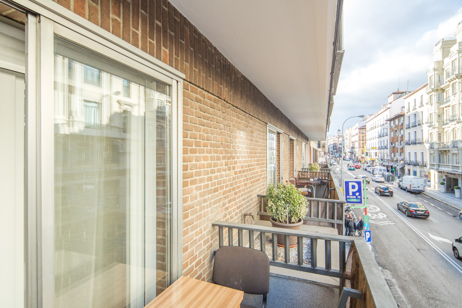 Alquiler de una habitación de dos camas con terraza en calle Atocha