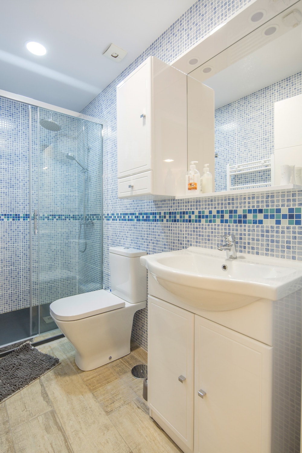 Amplia habitación con salón privado y terraza en calle Atocha