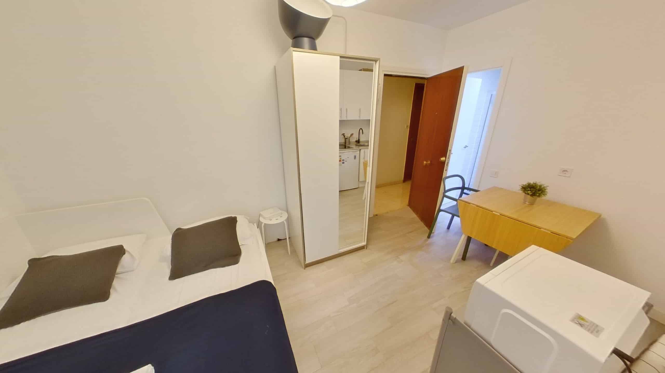Bemadrid Alquila Estudio con Terraza en Calle Coslada