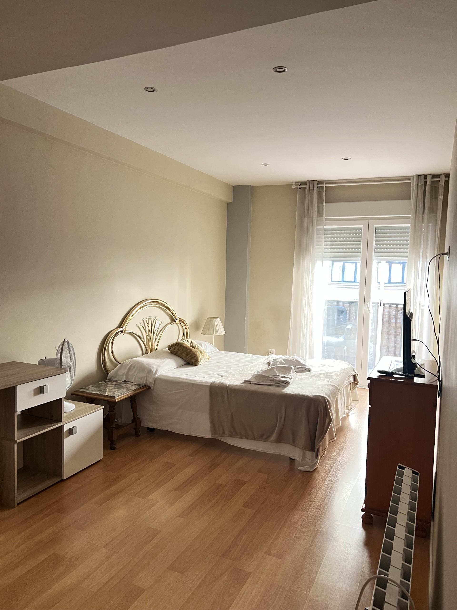 Alquiler de una amplia habitación privada con terraza en calle Atocha
