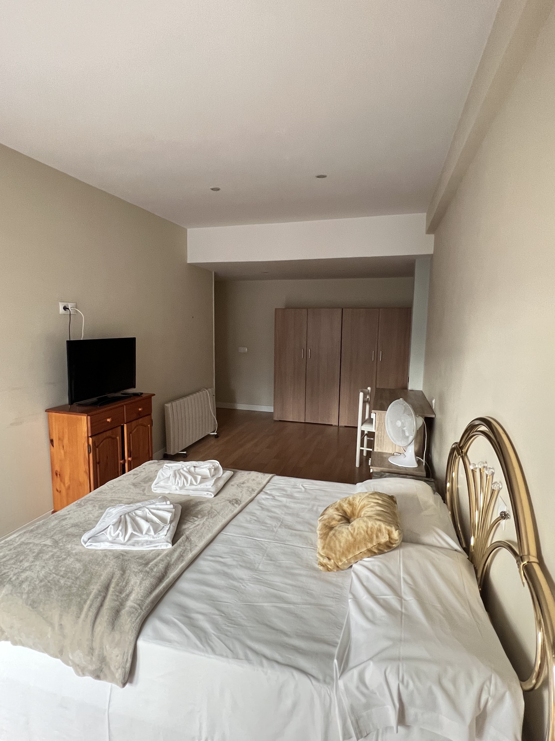 Alquiler de una amplia habitación privada con terraza en calle Atocha # 1