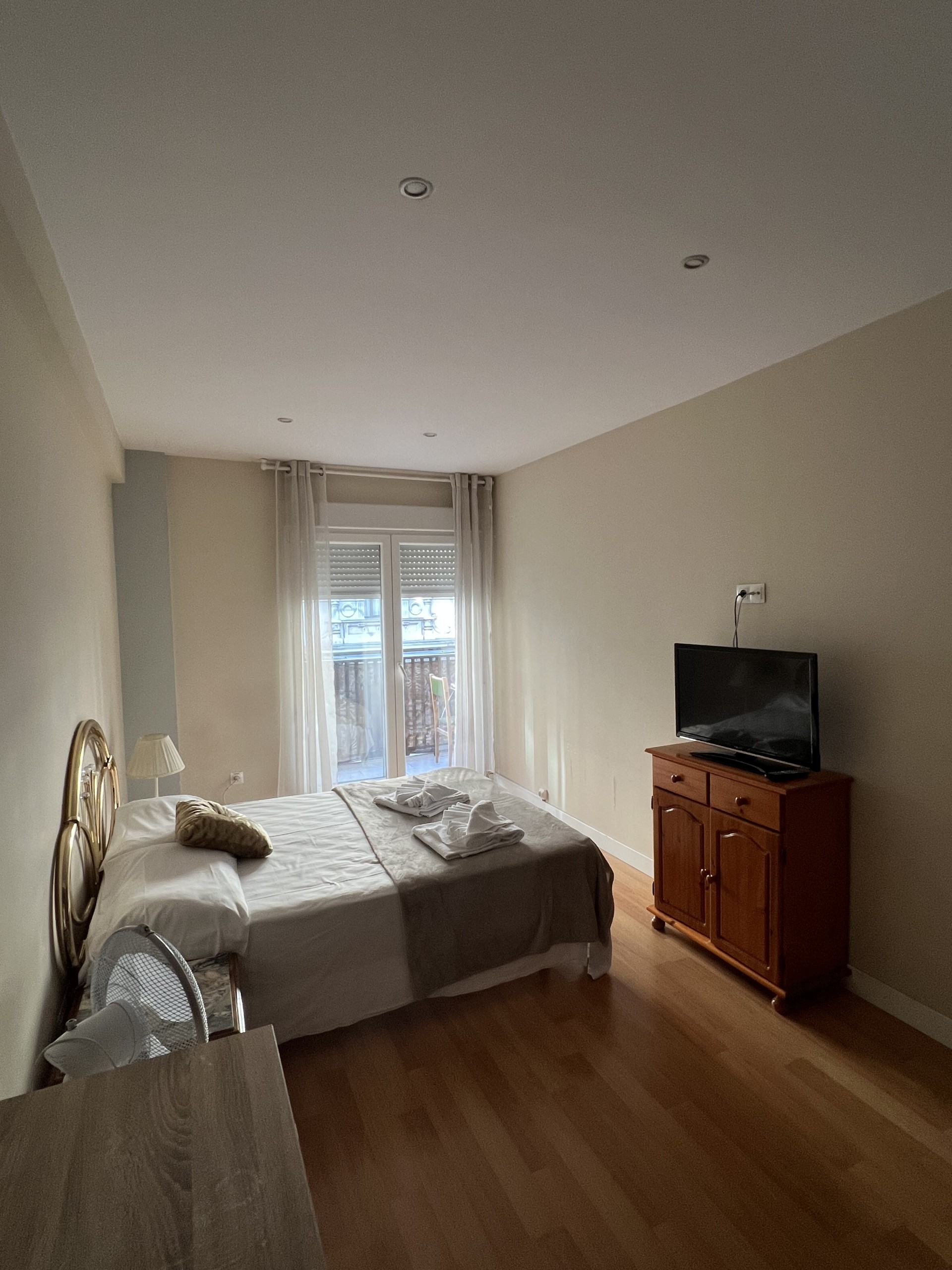 Alquiler de una amplia habitación privada con terraza en calle Atocha # 1