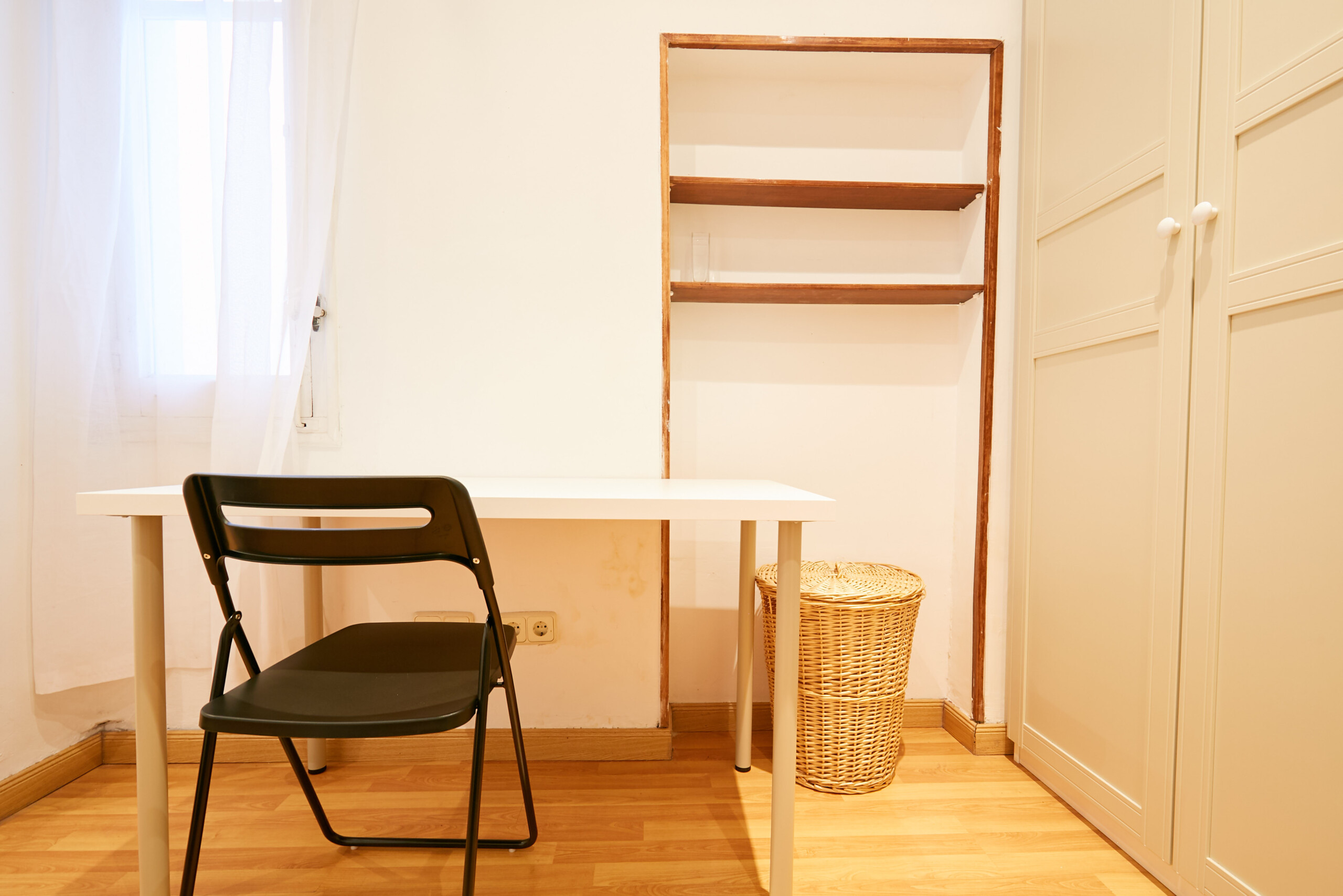 Alquiler de amplia habitación en calle de Martín de los Heros