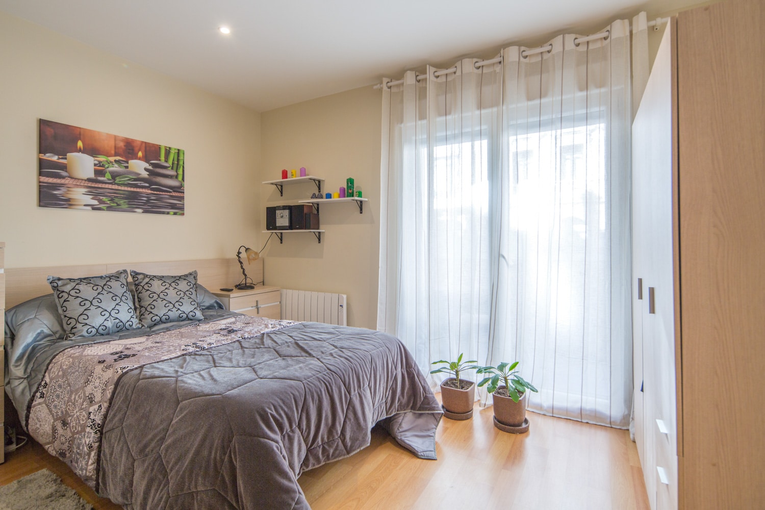 Amplia habitación con salón privado y terraza en calle Atocha